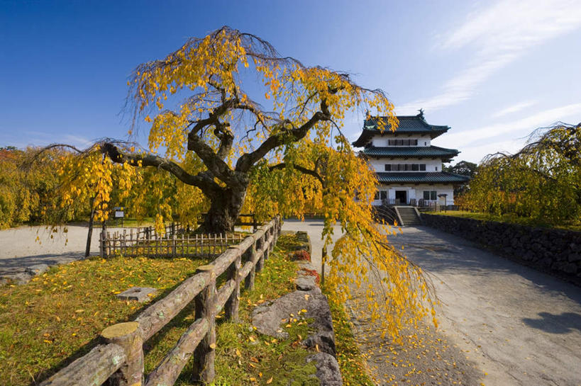 无人,栏杆,横图,室外,白天,正面,旅游,度假,草地,草坪,美景,名胜古迹,植物,标志建筑,地标,建筑,日本,亚洲,阴影,朦胧,模糊,遗迹,光线,影子,栅栏,景观,篱笆,云,云朵,围栏,云彩,古迹,文物,娱乐,建设,古建筑,护栏,草,树,树木,蓝色,绿色,白云,蓝天,天空,阳光,自然,天,享受,休闲,旅游胜地,景色,放松,生长,晴朗,成长,自然风光,古文明,东亚,本州,本州岛,日本国,青森,青森县,东北地方,弘前,弘前市,晴空,彩图