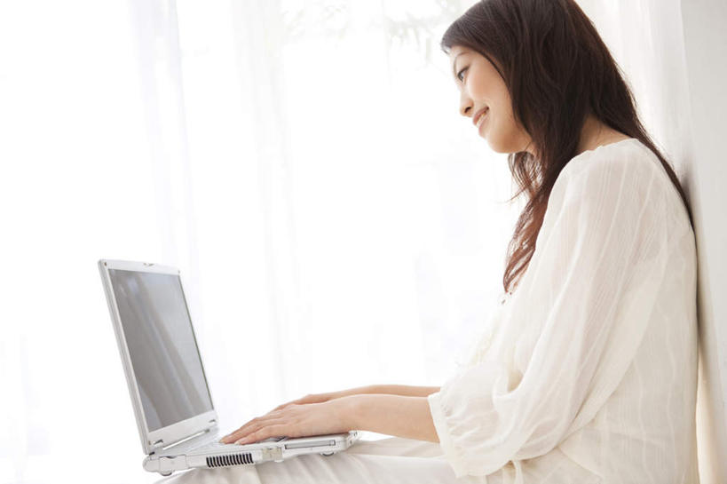 东方人,一个人,坐,笑,微笑,露齿笑,横图,室内,白天,侧面,电脑,笔记本电脑,亚洲,仅一个年轻女性,仅一个女性,仅一个人,敲打,服装,朦胧,模糊,网络,注视,休闲装,黄种人,输入,通讯设备,衣服,打字,观察,看,靠,靠着,倚靠,休闲,休闲服,服饰,观看,点击,敲击,察看,无线,倚着,关注,通信设备,无线网络,无线上网,便携式电脑,按键,手提电脑,年轻女性,女人,女性,亚洲人,坐着,半身,彩图