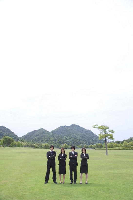 东方人,四个人,同事,商务人士,商务男性,商务女性,站,双手交叉,竖图,室外,白天,正面,衬衫,成功,合作,团队,集体,信心,草地,草坪,山,山脉,树林,植物,亚洲,套装,朦胧,模糊,山峰,山峦,黄种人,队伍,草,树,树木,蓝色,绿色,蓝天,天空,自然,群山,天,站着,生长,晴朗,成长,领导,双手抱胸,成就,商务装,合伙,领袖,工薪阶层,万里无云,男人,男性,年轻男性,年轻女性,女人,女性,亚洲人,白领,上班族,晴空,晴空万里,站立,彩图,全身,衬衣
