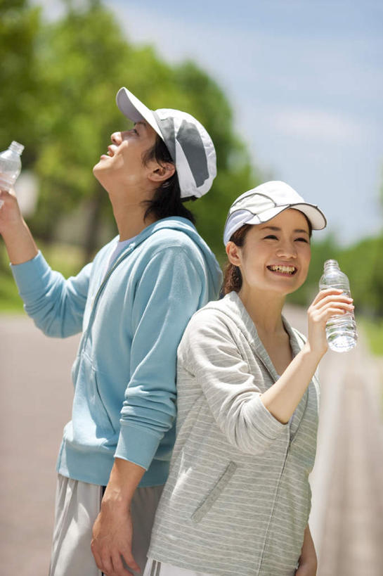 东方人,两个人,夫妻,站,举,笑,微笑,露齿笑,竖图,室外,白天,侧面,爱情,安全,植物,帽子,亚洲,两瓶,握,阴影,服装,朦胧,模糊,光线,影子,浪漫,拿,拿着,依靠,休闲装,黄种人,树,树木,衣服,绿色,阳光,自然,瓶子,塑料制品,遮阳帽,托,倚靠,站着,背靠背,休闲,休闲服,塑料瓶,恩爱,背对背,握着,恋人,服饰,生长,成长,信任,男人,男性,年轻男性,年轻女性,女人,女性,亚洲人,夫妇,情侣,举起,举手,举着,向上举,向上伸,向上托,站立,半身,彩图,伴侣