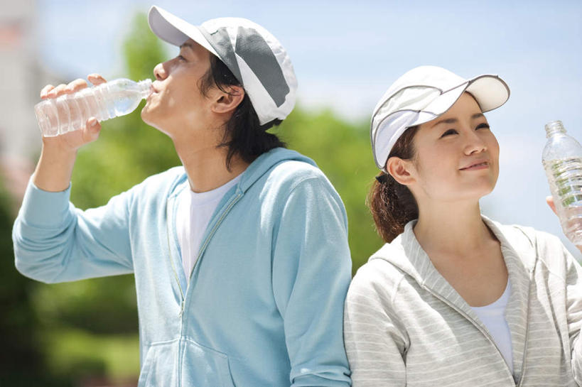 东方人,两个人,夫妻,站,举,笑,微笑,露齿笑,横图,室外,白天,正面,爱情,安全,植物,帽子,亚洲,两瓶,握,阴影,服装,朦胧,模糊,光线,影子,浪漫,拿,拿着,依靠,休闲装,黄种人,树,树木,衣服,绿色,阳光,自然,瓶子,塑料制品,遮阳帽,托,倚靠,站着,背靠背,休闲,休闲服,塑料瓶,恩爱,背对背,握着,恋人,服饰,生长,成长,信任,男人,男性,年轻男性,年轻女性,女人,女性,亚洲人,夫妇,情侣,举起,举手,举着,向上举,向上伸,向上托,站立,半身,彩图,伴侣