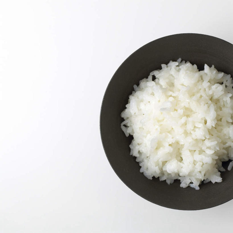 米饭,无人,方图,俯视,室内,白天,白色背景,桌面,餐具,一堆,阴影,堆叠,堆积,朦胧,模糊,光线,影子,饭,一个,阳光,碗,摄影,影棚,单个,堆,五谷,进餐用具,烹调用具,彩图,高角度拍摄,影棚拍摄,拍摄