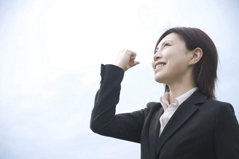 东方人,一个人,商务人士,商务女性,站,举,笑,微笑,露齿笑,横图,室外,白天,仰视,亚洲,仅一个年轻女性,仅一个女性,仅一个人,握,套装,朦胧,模糊,注视,黄种人,鼓励,蓝色,蓝天,天空,天,观察,加油,看,手势,托,握拳,站着,打气,握着,晴朗,观看,察看,关注,鼓舞,商务装,工薪阶层,万里无云,年轻女性,女人,女性,亚洲人,白领,上班族,晴空,晴空万里,举起,举手,举着,向上举,向上伸,向上托,站立,半身,彩图,低角度拍摄