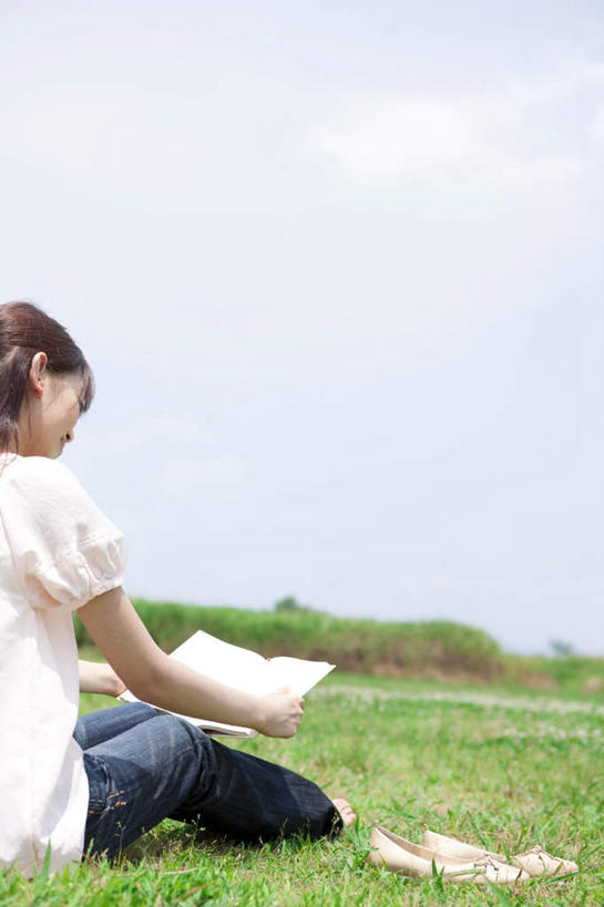 东方人,一个人,坐,笑,微笑,露齿笑,竖图,室外,白天,高跟鞋,草地,草坪,植物,鞋子,亚洲,仅一个年轻女性,仅一个女性,仅一个人,握,阴影,服装,朦胧,模糊,光线,影子,云,云朵,拿,云彩,拿着,注视,休闲装,黄种人,草,背面,衣服,蓝色,绿色,白云,蓝天,天空,阳光,天,观察,看,休闲,休闲服,握着,服饰,晴朗,观看,察看,关注,年轻女性,女人,女性,亚洲人,晴空,坐着,半身,彩图