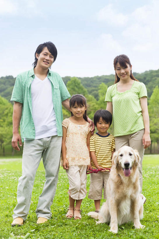 东方人,儿童,四个人,家庭,夫妻,母亲,父亲,女儿,儿子,站,笑,微笑,露齿笑,竖图,室外,白天,正面,爱情,旅游,度假,纯洁,草地,草坪,美景,植物,亚洲,服装,朦胧,模糊,景观,云,云朵,浪漫,云彩,休闲装,黄种人,娱乐,金毛犬,草,树,树木,一只,小孩,衣服,蓝色,绿色,白云,蓝天,天空,自然,天,站着,享受,休闲,温暖,温馨,父女,父子,母女,母子,一家人,休闲服,景色,恩爱,放松,父爱,可爱,母爱,童年,童趣,搭,恋人,服饰,金毛,生长,晴朗,成长,和睦,搭着,自然风光,寻回犬,童真,烂漫,无邪,金毛寻回犬,天真,男孩,男人,男性,年轻男性,年轻女性,女孩,女人,女性,亚洲人,孩子,年轻人,夫妇,情侣,晴空,站立,彩图,全身,伴侣,融洽,男生,女生