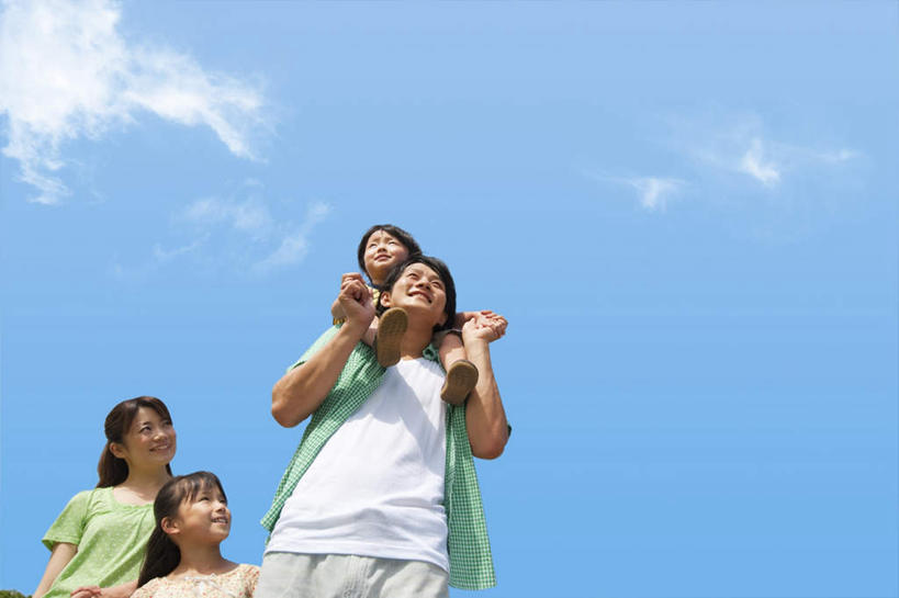 东方人,儿童,四个人,家庭,夫妻,母亲,父亲,女儿,儿子,走,笑,微笑,露齿笑,横图,室外,白天,仰视,爱情,旅游,度假,纯洁,美景,亚洲,服装,朦胧,模糊,景观,云,云朵,浪漫,云彩,注视,休闲装,黄种人,娱乐,小孩,骑,衣服,蓝色,白云,蓝天,天空,自然,天,观察,看,扛,享受,休闲,温暖,温馨,父女,父子,母女,母子,一家人,休闲服,景色,恩爱,放松,父爱,可爱,母爱,童年,童趣,恋人,服饰,晴朗,观看,和睦,察看,关注,自然风光,童真,烂漫,无邪,扛在肩上,骑在肩上,天真,男孩,男人,男性,年轻男性,年轻女性,女孩,女人,女性,亚洲人,孩子,年轻人,夫妇,情侣,晴空,步行,散步,走路,半身,彩图,低角度拍摄,伴侣,融洽,男生,女生