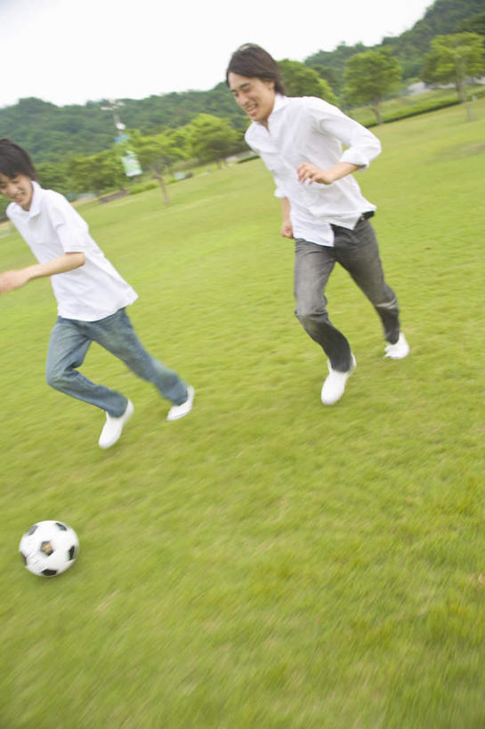 东方人,两个人,伙伴,朋友,跑,竖图,俯视,室外,白天,锻炼,旅游,度假,游戏,友谊,成功,运动,合作,团队,集体,信心,竞争,足球,草地,草坪,美景,植物,亚洲,服装,朦胧,模糊,景观,足球装备,速度,玩,休闲装,黄种人,娱乐,运动器械,队伍,草,衣服,蓝色,绿色,蓝天,天空,自然,天,享受,休闲,休闲服,健身器械,景色,放松,力量,平衡,服饰,晴朗,活动,协调,成就,发泄,消遣,智力,自然风光,健身器材,灵敏,合伙,柔韧,万里无云,宣泄,蹴鞠,耐力,体育,友情,足球运动,男人,男性,年轻男性,亚洲人,晴空,晴空万里,跑步,玩耍,嬉戏,半身,彩图,高角度拍摄,健身,运动器材