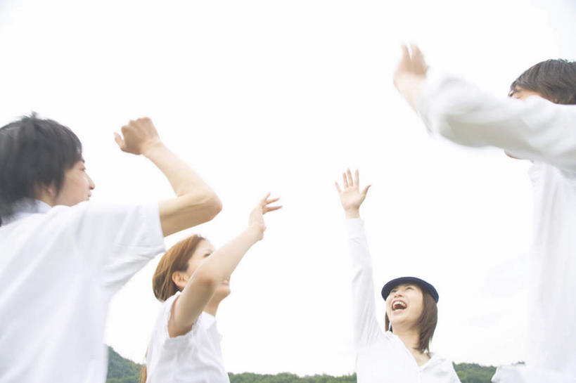 东方人,四个人,伙伴,朋友,站,举,笑,微笑,露齿笑,横图,室外,白天,仰视,旅游,度假,友谊,草地,草坪,美景,植物,帽子,亚洲,服装,朦胧,模糊,景观,注视,休闲装,黄种人,娱乐,运动帽,草,衣服,蓝色,绿色,蓝天,天空,自然,天,看,托,站着,享受,休闲,休闲服,鸭舌帽,景色,放松,服饰,晴朗,关注,自然风光,万里无云,友情,男人,男性,年轻男性,年轻女性,女人,女性,亚洲人,晴空,晴空万里,举起,举手,举着,抬头,向上举,向上伸,向上托,仰头,站立,半身,彩图,低角度拍摄