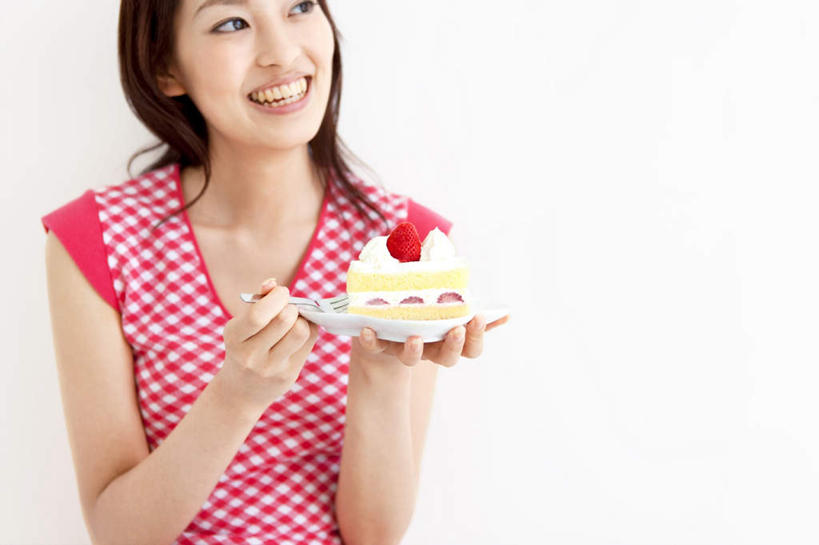 点心,东方人,一个人,坐,捧,笑,微笑,露齿笑,横图,室内,白天,白色背景,正面,下午茶,餐具,亚洲,仅一个年轻女性,仅一个女性,仅一个人,服装,朦胧,模糊,叉子,墙,食品,休闲装,黄种人,墙壁,墙面,食物,糕点,一个,衣服,休闲,休闲服,摄影,服饰,影棚,单个,年轻女性,女人,女性,亚洲人,进餐用具,烹调用具,端,端着,捧着,手捧,坐着,半身,彩图,影棚拍摄,拍摄,蛋糕