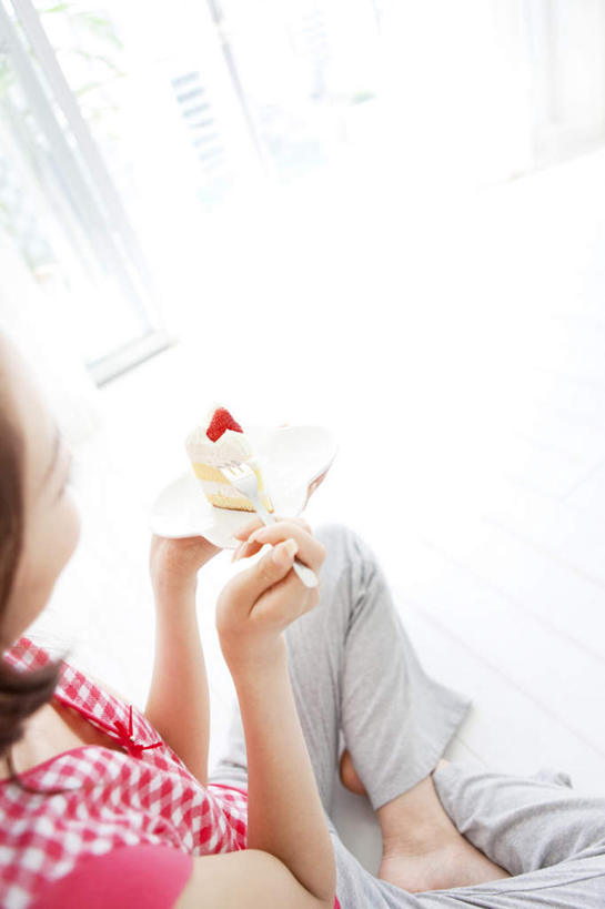 点心,东方人,一个人,坐,捧,盘腿,竖图,俯视,室外,白天,旅游,度假,下午茶,美景,金属制品,亚洲,仅一个年轻女性,仅一个女性,仅一个人,服装,朦胧,模糊,金属,叉子,景观,食品,休闲装,黄种人,娱乐,食物,糕点,一个,衣服,自然,享受,休闲,休闲服,景色,放松,服饰,单个,自然风光,餐叉,年轻女性,女人,女性,亚洲人,端,端着,盘腿而坐,盘膝,盘着腿的,盘着腿坐,捧着,手捧,双腿交叉,坐着,半身,彩图,高角度拍摄,蛋糕