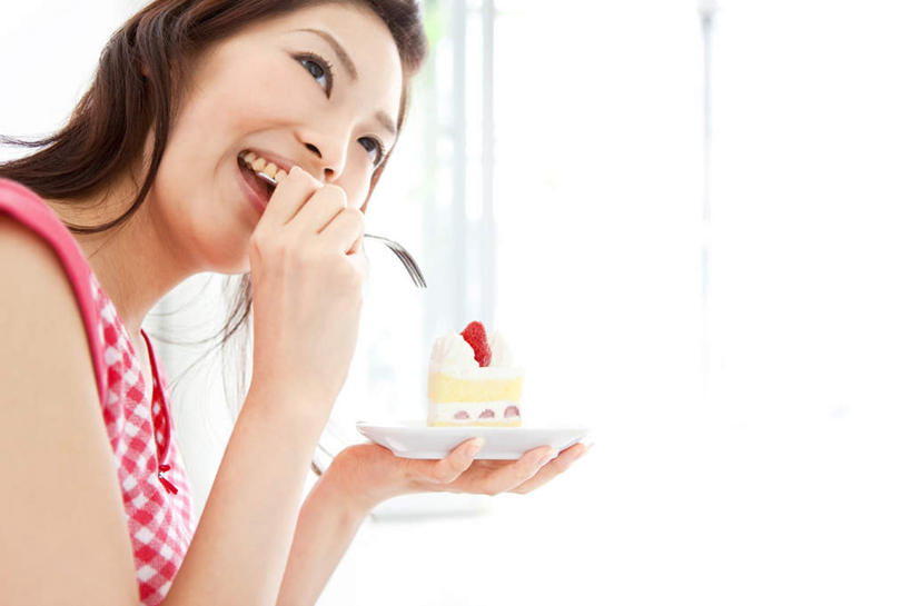 点心,东方人,一个人,坐,捧,横图,室外,白天,侧面,旅游,度假,下午茶,美景,餐具,亚洲,仅一个年轻女性,仅一个女性,仅一个人,服装,朦胧,模糊,叉子,碟子,盘,景观,食品,休闲装,黄种人,娱乐,食物,糕点,一个,衣服,自然,盘子,碟,张嘴,享受,休闲,休闲服,景色,放松,服饰,单个,自然风光,张大嘴巴,年轻女性,女人,女性,亚洲人,进餐用具,烹调用具,张开嘴,端,端着,捧着,手捧,坐着,半身,彩图,蛋糕