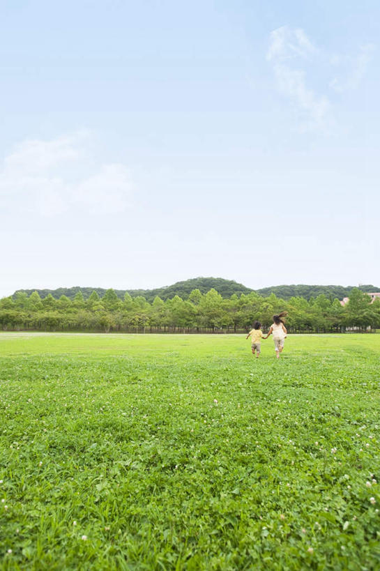 东方人,儿童,两个人,伙伴,朋友,跑,握手,竖图,室外,白天,锻炼,旅游,度假,友谊,纯洁,运动,草地,草坪,美景,山,山脉,植物,亚洲,服装,朦胧,模糊,景观,山峰,云,云朵,山峦,云彩,休闲装,黄种人,娱乐,草,小孩,背面,衣服,蓝色,绿色,白云,蓝天,天空,自然,群山,天,享受,休闲,休闲服,景色,放松,可爱,童年,童趣,服饰,晴朗,自然风光,童真,烂漫,无邪,体育,天真,友情,男孩,男人,男性,女孩,女人,女性,亚洲人,晴空,搀手,拉手,跑步,手搀手,手拉手,手牵手,手握手,彩图,全身,健身,男生,女生