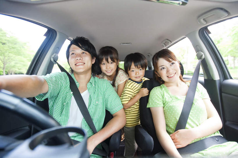 东方人,儿童,四个人,家庭,夫妻,母亲,父亲,女儿,儿子,坐,笑,微笑,露齿笑,横图,室内,白天,正面,爱情,旅游,度假,纯洁,安全,美景,植物,亚洲,握,服装,朦胧,模糊,景观,带子,防护,浪漫,拿,拿着,休闲装,黄种人,娱乐,树,树木,小孩,衣服,绿色,自然,安全带,方向盘,绳子,驾驶,行驶,享受,休闲,温暖,温馨,父女,父子,母女,母子,一家人,休闲服,景色,恩爱,放松,父爱,可爱,母爱,童年,童趣,握着,恋人,服饰,生长,成长,保护,绳索,操纵,和睦,控制,自然风光,保险,童真,操控,烂漫,无邪,安全绳,保全,周全,安稳,安定,把持,平安,天真,男孩,男人,男性,年轻男性,年轻女性,女孩,女人,女性,亚洲人,孩子,年轻人,夫妇,情侣,坐着,半身,彩图,伴侣,融洽,男生,女生