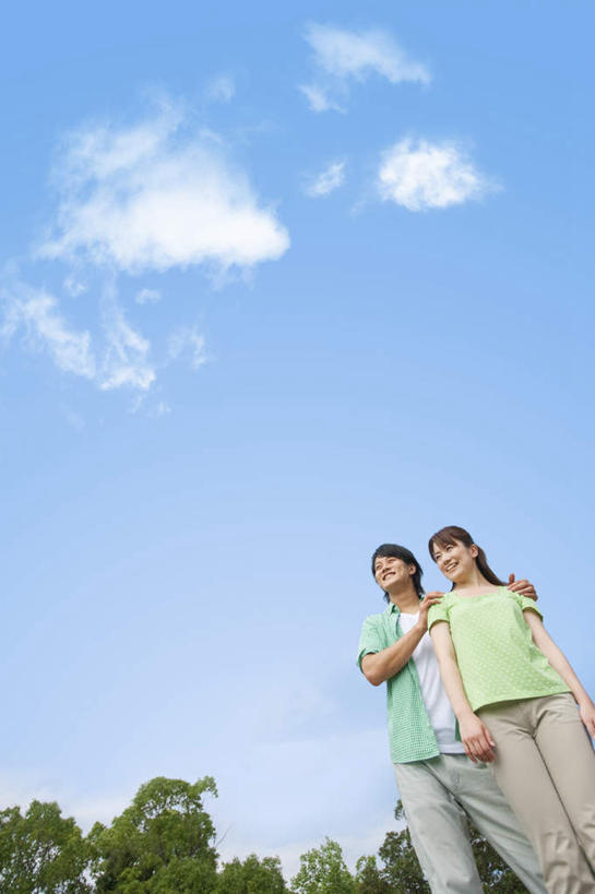 东方人,两个人,夫妻,站,笑,摸,微笑,露齿笑,竖图,室外,白天,仰视,爱情,旅游,度假,美景,树林,植物,亚洲,抚摸,服装,朦胧,模糊,景观,云,云朵,浪漫,云彩,注视,休闲装,黄种人,娱乐,树,树木,衣服,蓝色,绿色,白云,蓝天,天空,自然,天,观察,看,站着,享受,休闲,休闲服,景色,恩爱,放松,搭,恋人,服饰,生长,晴朗,成长,观看,察看,搭着,关注,自然风光,男人,男性,年轻男性,年轻女性,女人,女性,亚洲人,夫妇,情侣,晴空,触摸,接触,站立,半身,彩图,低角度拍摄,伴侣