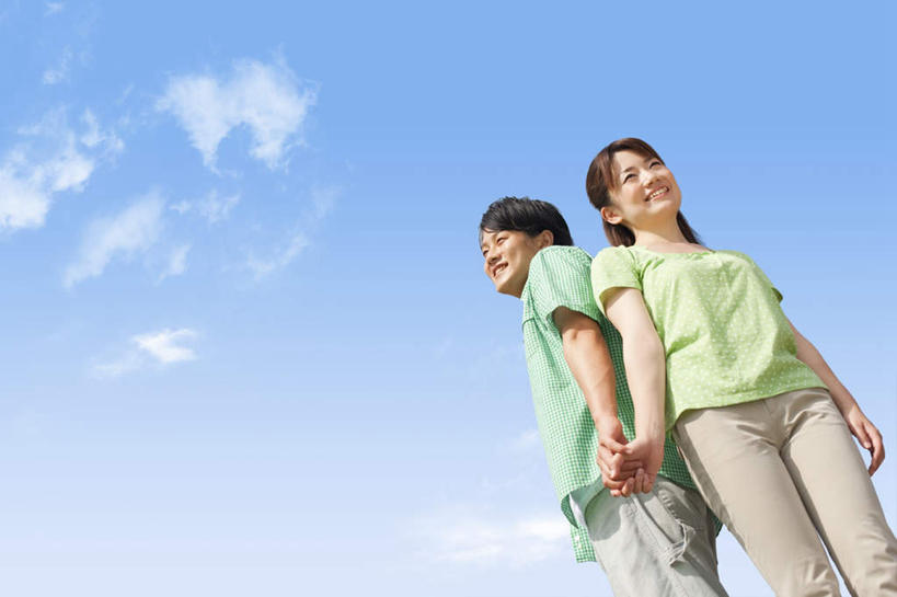 东方人,两个人,夫妻,站,笑,微笑,露齿笑,横图,室外,白天,仰视,爱情,旅游,度假,安全,美景,亚洲,服装,朦胧,模糊,景观,浪漫,依靠,注视,休闲装,黄种人,娱乐,衣服,蓝色,蓝天,天空,自然,天,观察,看,倚靠,站着,背靠背,享受,休闲,休闲服,景色,恩爱,放松,背对背,恋人,服饰,晴朗,观看,察看,关注,自然风光,万里无云,信任,男人,男性,年轻男性,年轻女性,女人,女性,亚洲人,夫妇,情侣,晴空,晴空万里,站立,半身,彩图,低角度拍摄,伴侣