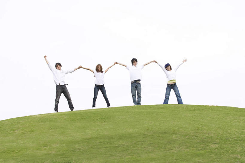 东方人,四个人,伙伴,朋友,站,举,伸展双臂,握手,横图,室外,白天,正面,旅游,度假,友谊,草地,草坪,美景,植物,亚洲,一排,服装,朦胧,模糊,整齐,景观,休闲装,黄种人,娱乐,草,排列,衣服,蓝色,绿色,蓝天,天空,自然,天,托,站着,享受,休闲,休闲服,景色,放松,服饰,晴朗,队列,自然风光,万里无云,友情,男人,男性,年轻男性,年轻女性,女人,女性,亚洲人,晴空,晴空万里,搀手,敞开双臂,举起,举手,举着,拉手,伸开双臂,手搀手,手拉手,手牵手,手握手,向上举,向上伸,向上托,展开双肩,站立,张开手臂,张开双臂,彩图,全身