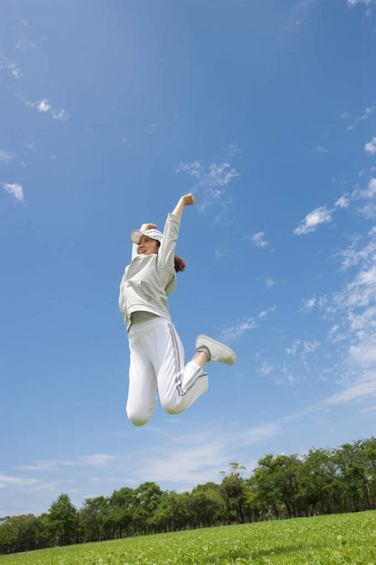 东方人,一个人,跳,举,竖图,室外,白天,仰视,草地,草坪,树林,植物,亚洲,仅一个年轻女性,仅一个女性,仅一个人,服装,朦胧,模糊,云,云朵,半空,云彩,休闲装,黄种人,草,树,树木,衣服,蓝色,绿色,白色,白云,蓝天,天空,自然,天,托,休闲,休闲服,服饰,生长,晴朗,成长,年轻女性,女人,女性,亚洲人,晴空,举起,举手,举着,跳跃,向上举,向上伸,向上托,彩图,低角度拍摄,全身,运动装