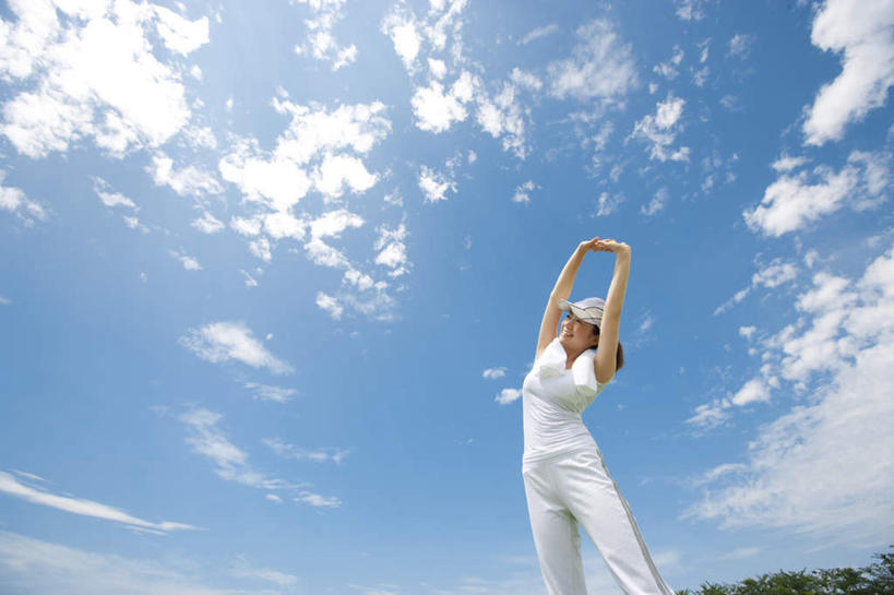 东方人,一个人,站,举,横图,室外,白天,仰视,树林,植物,亚洲,仅一个年轻女性,仅一个女性,仅一个人,一条,服装,朦胧,模糊,云,云朵,云彩,休闲装,黄种人,树,树木,衣服,蓝色,绿色,白色,白云,蓝天,天空,自然,毛巾,天,托,站着,休闲,休闲服,服饰,生长,晴朗,成长,年轻女性,女人,女性,亚洲人,晴空,举起,举手,举着,向上举,向上伸,向上托,站立,半身,彩图,低角度拍摄,运动装