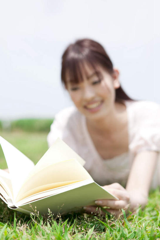 东方人,一个人,笑,微笑,露齿笑,竖图,室外,白天,正面,看书,阅读,草地,草坪,植物,书籍,亚洲,仅一个年轻女性,仅一个女性,仅一个人,一本,学习,阴影,服装,朦胧,模糊,光线,影子,休闲装,黄种人,草,衣服,绿色,阳光,书本,低头,看,趴着,休闲,休闲服,读书,浏览,服饰,年轻女性,女人,女性,亚洲人,书,图书,趴,半身,彩图