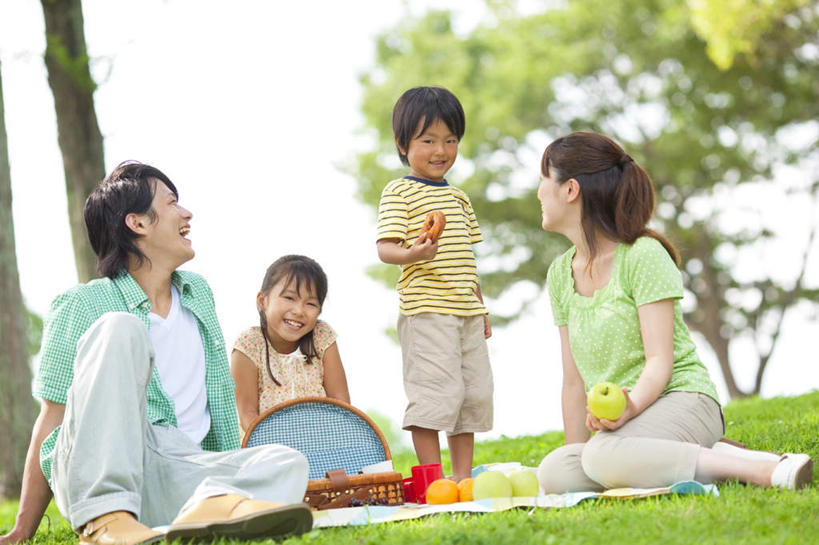 点心,面包,东方人,儿童,四个人,家庭,夫妻,母亲,父亲,女儿,儿子,站,笑,说,微笑,露齿笑,横图,室外,白天,正面,爱情,讨论,纯洁,草地,草坪,植物,苹果,柑橘,水果,亚洲,服装,朦胧,模糊,新鲜,篮子,坐垫,生食,食品,面点,果实,浪漫,扭头,注视,休闲装,黄种人,相视,草,树,树木,食物,糕点,一个,小孩,衣服,蓝色,绿色,蓝天,天空,自然,天,看,站着,转头,休闲,温暖,温馨,父女,父子,母女,母子,一家人,面对面,休闲服,恩爱,父爱,可爱,母爱,童年,童趣,恋人,服饰,有机食品,绿色食品,生长,晴朗,单个,成长,对视,和睦,关注,相对,童真,烂漫,无邪,万里无云,相看,野餐垫,野餐地毯,多功能毯,食物篮,交流,天真,男孩,男人,男性,年轻男性,年轻女性,女孩,女人,女性,亚洲人,孩子,年轻人,夫妇,情侣,晴空,晴空万里,橘子,桔子,橙子,橙,沟通,讲话,交谈,商讨,说话,抬头,谈话,仰头,站立,彩图,全身,伴侣,融洽,野餐篮,男生,女生