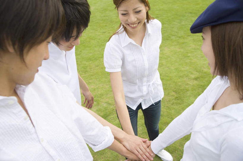 东方人,四个人,伙伴,朋友,站,笑,微笑,露齿笑,横图,俯视,室外,白天,友谊,草地,草坪,植物,帽子,亚洲,一堆,堆叠,堆积,服装,朦胧,模糊,注视,休闲装,黄种人,鼓励,草,衣服,绿色,低头,观察,加油,看,站着,休闲,休闲服,打气,服饰,观看,堆,察看,关注,鼓舞,贝雷帽,友情,男人,男性,年轻男性,年轻女性,女人,女性,亚洲人,站立,半身,彩图,高角度拍摄