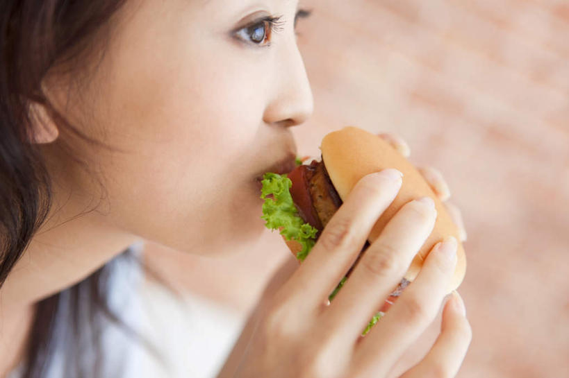 东方人,脸,头,脸颊,一个人,吃,横图,室内,特写,白天,侧面,烹饪,西餐,餐桌,桌子,亚洲,仅一个年轻女性,仅一个女性,仅一个人,握,服装,朦胧,模糊,汉堡,料理,食品,拿,拿着,休闲装,黄种人,菜肴,美食,食物,衣服,快餐,休闲,休闲服,西式,握着,服饰,佳肴,餐台,西式快餐,垃圾食品,年轻女性,女人,女性,亚洲人,头部,脸部,脸蛋,面部,嚼,食,半身,彩图