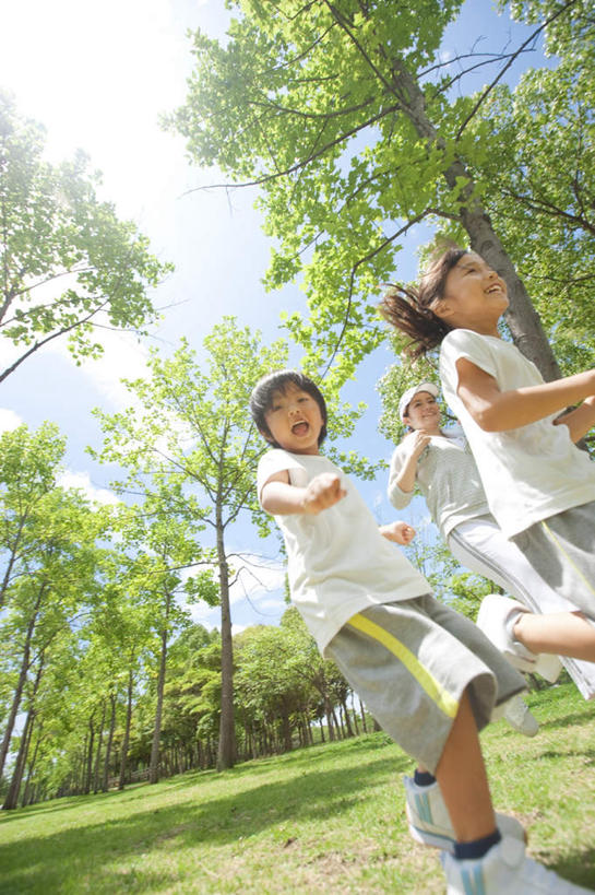 东方人,儿童,三个人,家庭,母亲,女儿,儿子,跑,笑,微笑,露齿笑,竖图,室外,白天,仰视,锻炼,纯洁,运动,草地,草坪,树林,植物,亚洲,阴影,服装,朦胧,模糊,光线,影子,背光,休闲装,黄种人,草,树,树木,小孩,衣服,蓝色,绿色,蓝天,天空,阳光,自然,天,休闲,温暖,温馨,母女,母子,一家人,休闲服,可爱,母爱,童年,童趣,服饰,生长,晴朗,成长,和睦,逆光,童真,烂漫,无邪,万里无云,体育,天真,男孩,男人,男性,年轻女性,女孩,女人,女性,亚洲人,孩子,年轻人,晴空,晴空万里,跑步,半身,彩图,低角度拍摄,健身,融洽,男生,女生