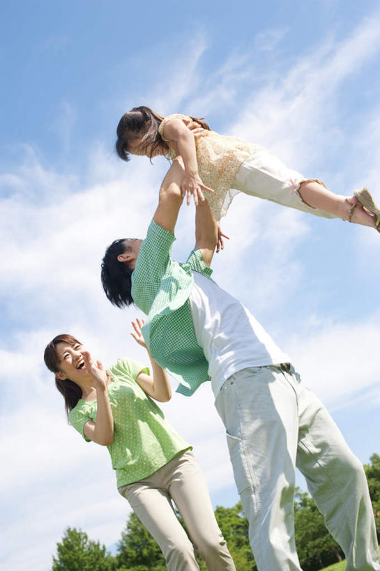东方人,儿童,三个人,家庭,夫妻,母亲,父亲,女儿,站,举,竖图,室外,白天,仰视,爱情,纯洁,植物,亚洲,阴影,服装,朦胧,模糊,光线,影子,云,云朵,浪漫,云彩,休闲装,黄种人,相视,树,树木,小孩,衣服,蓝色,绿色,白云,蓝天,天空,阳光,自然,天,托,站着,休闲,温暖,温馨,父女,母女,三口之家,一家人,面对面,休闲服,恩爱,父爱,可爱,母爱,童年,童趣,恋人,服饰,生长,晴朗,成长,对视,和睦,相对,童真,烂漫,无邪,相看,天真,男人,男性,年轻男性,年轻女性,女孩,女人,女性,亚洲人,孩子,年轻人,夫妇,情侣,晴空,举起,举手,举着,向上举,向上伸,向上托,站立,半身,彩图,低角度拍摄,伴侣,融洽,女生
