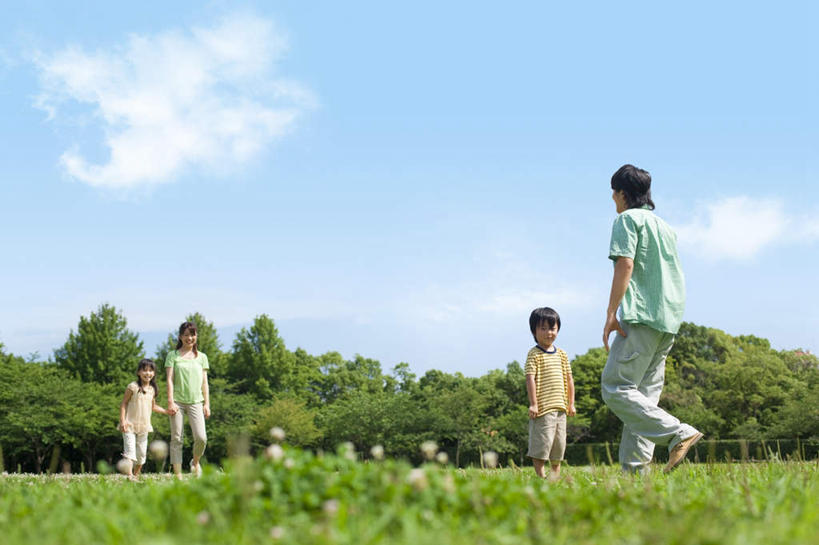 东方人,儿童,四个人,家庭,夫妻,母亲,父亲,女儿,儿子,站,握手,横图,室外,白天,正面,爱情,旅游,度假,纯洁,草地,草坪,美景,树林,植物,亚洲,阴影,服装,朦胧,模糊,光线,影子,景观,云,云朵,浪漫,云彩,休闲装,黄种人,娱乐,相视,草,树,树木,小孩,衣服,蓝色,绿色,白云,蓝天,天空,阳光,自然,天,站着,享受,休闲,温暖,温馨,父女,父子,母女,母子,一家人,面对面,休闲服,景色,恩爱,放松,父爱,可爱,母爱,童年,童趣,恋人,服饰,生长,晴朗,成长,对视,和睦,自然风光,相对,童真,烂漫,无邪,相看,天真,男孩,男人,男性,年轻男性,年轻女性,女孩,女人,女性,亚洲人,孩子,年轻人,夫妇,情侣,晴空,搀手,拉手,手搀手,手拉手,手牵手,手握手,站立,彩图,全身,伴侣,融洽,男生,女生