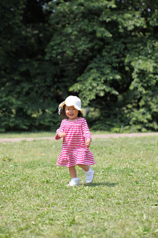 东方人,儿童,一个人,站,笑,微笑,露齿笑,竖图,室外,白天,正面,裙子,旅游,度假,纯洁,草地,草坪,美景,植物,亚洲,仅一个女性,仅一个人,一条,阴影,连衣裙,服装,朦胧,模糊,光线,影子,景观,休闲装,黄种人,娱乐,草,树,树木,小孩,衣服,粉色,绿色,阳光,自然,站着,仅一个小孩,享受,休闲,休闲服,景色,放松,可爱,童年,童趣,服饰,生长,成长,自然风光,童真,烂漫,无邪,天真,女孩,女人,女性,亚洲人,孩子,站立,彩图,全身,女生