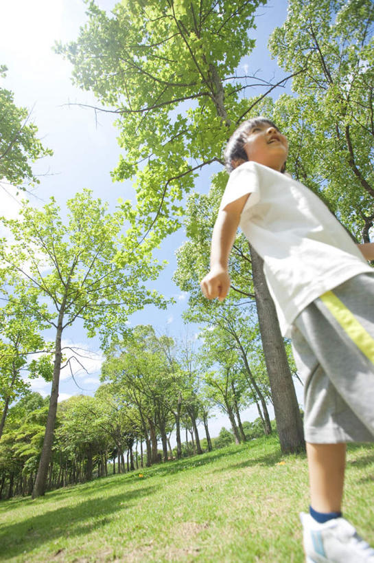 东方人,儿童,一个人,走,竖图,室外,白天,仰视,旅游,度假,纯洁,美景,树林,植物,亚洲,仅一个男性,仅一个人,阴影,服装,朦胧,模糊,光线,影子,景观,云,云朵,云彩,休闲装,黄种人,娱乐,树,树木,小孩,衣服,蓝色,绿色,白云,蓝天,天空,阳光,自然,天,仅一个小孩,享受,休闲,休闲服,景色,放松,可爱,童年,童趣,服饰,生长,晴朗,成长,自然风光,童真,烂漫,无邪,天真,男孩,男人,男性,亚洲人,孩子,晴空,步行,散步,走路,半身,彩图,低角度拍摄,男生