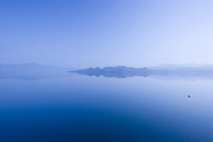 无人,公园,横图,室外,白天,正面,旅游,度假,湖,湖泊,美景,水,雾,秋田县,日本,亚洲,朦胧,模糊,湖面,景观,水流,水面,娱乐,蓝色,蓝天,天空,自然,湖水,天,享受,休闲,景色,放松,晴朗,迷雾,自然风光,东亚,本州,万里无云,本州岛,日本国,秋田,岩手,岩手县,青森,青森县,东北地方,十和田湖,十和田八幡平国立公园,大雾,晴空,晴空万里,彩图