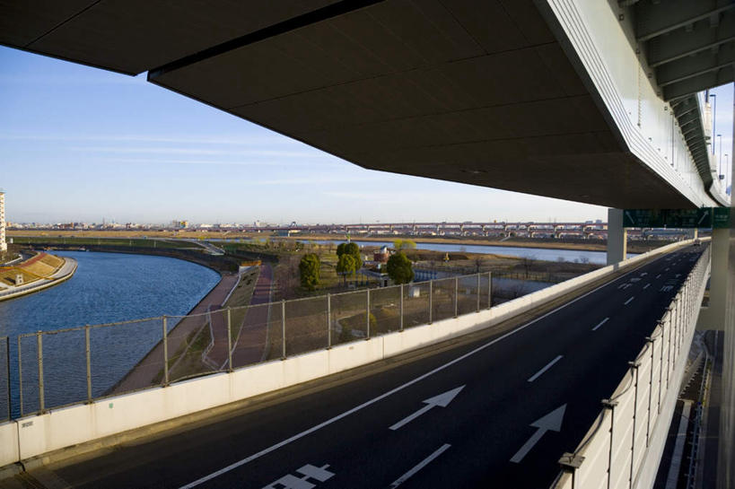 无人,栏杆,横图,俯视,室外,白天,旅游,度假,草地,草坪,河流,森林,树林,水,植物,道路,路,公路,东京,日本,亚洲,波纹,河水,水流,云,云朵,高架,围栏,分界线,停车线,交通,云彩,方向,娱乐,护栏,箭头,草,树,树木,蓝色,绿色,白云,蓝天,水纹,天空,自然,波浪,天,享受,休闲,放松,生长,晴朗,成长,车行道,车行道分界线,指向,标线,高架桥,东亚,车行线,高架道路,跨线桥,本州,关东地方,本州岛,日本国,东京都,簇,晴空,马路,彩图,高角度拍摄