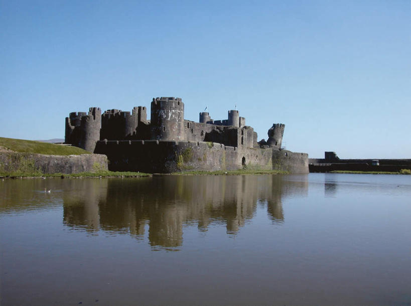 无人,横图,室外,白天,正面,旅游,度假,草地,草坪,湖,湖泊,名胜古迹,水,植物,标志建筑,地标,建筑,英国,欧洲,阴影,朦胧,模糊,遗迹,反射,影子,湖面,水流,水面,古迹,文物,娱乐,建设,古建筑,草,蓝色,绿色,蓝天,天空,湖水,天,享受,休闲,旅游胜地,放松,晴朗,西欧,大不列颠,威尔士,古文明,大不列颠及北爱尔兰联合王国,万里无云,大不列颠联合王国,日不落英帝国,卡菲利城堡,晴空,晴空万里,彩图