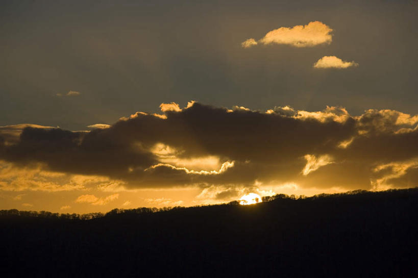 无人,横图,室外,白天,仰视,旅游,度假,日出,美景,山,山脉,太阳,日本,亚洲,阴影,朦胧,模糊,光线,影子,景观,山峰,云,云朵,朝霞,晨曦,黎明,山峦,云彩,娱乐,蓝色,白云,蓝天,天空,阳光,自然,群山,天,享受,休闲,景色,放松,晴朗,自然风光,东亚,本州,本州岛,日本国,青森,青森县,东北地方,十和田市,朝阳,晴空,彩图,低角度拍摄,破晓