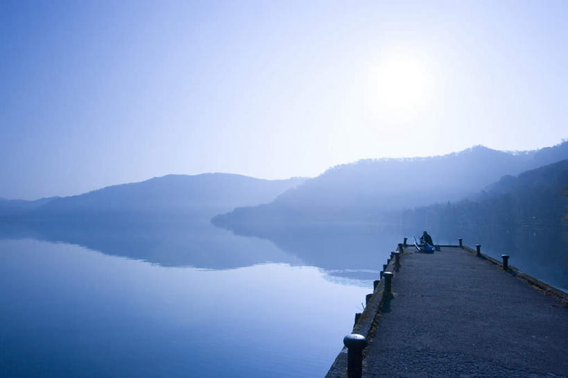 东方人,一个人,坐,横图,室外,白天,旅游,度假,湖,湖泊,美景,山,山脉,水,钓鱼竿,秋田县,日本,亚洲,仅一个男性,仅一个人,阴影,服装,朦胧,模糊,反射,影子,湖面,景观,山峰,水流,水面,山峦,休闲装,黄种人,娱乐,仅一个年轻男性,背面,衣服,蓝色,蓝天,天空,自然,湖水,群山,天,享受,休闲,休闲服,景色,放松,服饰,晴朗,渔具,自然风光,鹿角,东亚,本州,万里无云,本州岛,日本国,秋田,东北地方,男人,男性,年轻男性,亚洲人,钓竿,鱼竿,晴空,晴空万里,坐着,彩图,全身,钓鱼