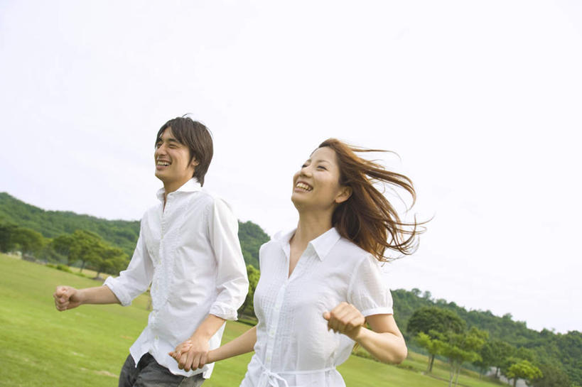 东方人,两个人,家庭,夫妻,握手,笑,微笑,露齿笑,横图,室外,白天,正面,爱情,草地,草坪,树林,植物,亚洲,服装,朦胧,模糊,浪漫,休闲装,黄种人,草,树,树木,衣服,蓝色,绿色,蓝天,天空,自然,天,休闲,温暖,温馨,一家人,休闲服,恩爱,恋人,服饰,生长,晴朗,成长,和睦,万里无云,男人,男性,年轻男性,年轻女性,女人,女性,亚洲人,夫妇,情侣,晴空,晴空万里,搀手,拉手,手搀手,手拉手,手牵手,手握手,半身,彩图,伴侣,融洽