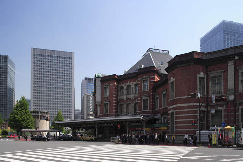 无人,家,横图,室外,白天,正面,旅游,度假,美景,城市风光,标志建筑,城市,道路,地标,建筑,路,人行横道,公路,东京,日本,亚洲,阴影,朦胧,模糊,光线,影子,房屋,屋子,景观,公寓,人行道,交通,娱乐,建设,洋房,楼房,住宅,蓝色,蓝天,天空,阳光,天,享受,休闲,景色,放松,晴朗,人行横道线,东亚,本州,万里无云,关东地方,本州岛,日本国,东京都,东京车站,晴空,晴空万里,斑马线,马路,彩图,房子