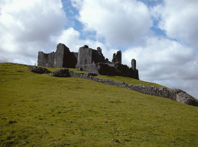 无人,横图,室外,白天,仰视,旅游,度假,草地,草坪,名胜古迹,植物,标志建筑,地标,建筑,英国,欧洲,朦胧,模糊,遗迹,云,云朵,云彩,古迹,文物,娱乐,建设,古建筑,草,蓝色,绿色,白云,蓝天,天空,天,享受,休闲,旅游胜地,放松,晴朗,西欧,大不列颠,威尔士,古文明,大不列颠及北爱尔兰联合王国,大不列颠联合王国,日不落英帝国,卡菲利城堡,晴空,彩图,低角度拍摄