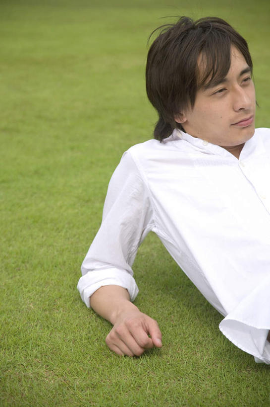 东方人,一个人,躺,笑,微笑,竖图,俯视,室外,白天,衬衫,草地,草坪,植物,亚洲,仅一个男性,仅一个人,撑,阴影,服装,朦胧,模糊,光线,影子,注视,休闲装,黄种人,草,仅一个年轻男性,衣服,绿色,白色,阳光,观察,看,休闲,休闲服,服饰,观看,察看,撑着,关注,卧着,男人,男性,年轻男性,亚洲人,躺着,卧,半身,彩图,高角度拍摄,衬衣