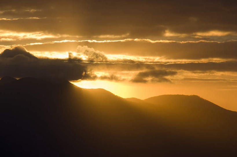 无人,横图,室外,白天,正面,旅游,度假,美景,日落,山,山脉,秋田县,日本,亚洲,朦胧,模糊,景观,山峰,晚霞,霞光,云,云朵,山峦,云彩,娱乐,蓝色,白云,蓝天,天空,自然,黄昏,群山,天,享受,休闲,景色,彩霞,放松,晴朗,自然风光,东亚,本州,本州岛,日本国,秋田,东北地方,晴空,夕阳,彩图