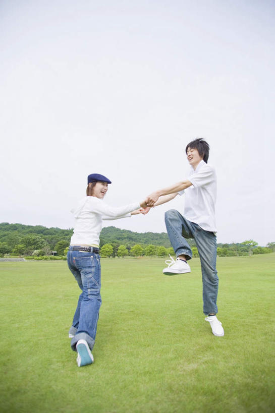 东方人,两个人,跳,握手,笑,微笑,露齿笑,竖图,室外,白天,正面,爱情,草地,草坪,树林,植物,亚洲,服装,朦胧,模糊,浪漫,休闲装,黄种人,相视,草,树,树木,衣服,蓝色,绿色,蓝天,天空,自然,天,休闲,温暖,温馨,面对面,休闲服,恩爱,恋人,服饰,生长,晴朗,成长,对视,和睦,相对,万里无云,相看,男人,男性,年轻男性,年轻女性,女人,女性,亚洲人,情侣,晴空,晴空万里,搀手,拉手,手搀手,手拉手,手牵手,手握手,跳跃,彩图,全身,伴侣,融洽