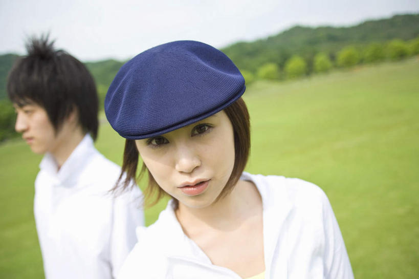 东方人,两个人,夫妻,站,横图,室外,特写,白天,正面,爱情,草地,草坪,树林,植物,帽子,亚洲,阴影,服装,朦胧,模糊,光线,影子,浪漫,注视,休闲装,黄种人,草,树,树木,衣服,蓝色,绿色,蓝天,天空,阳光,自然,天,观察,看,站着,休闲,休闲服,恩爱,恋人,服饰,生长,晴朗,成长,观看,察看,关注,贝雷帽,万里无云,一顶,男人,男性,年轻男性,年轻女性,女人,女性,亚洲人,夫妇,情侣,晴空,晴空万里,站立,半身,彩图,伴侣