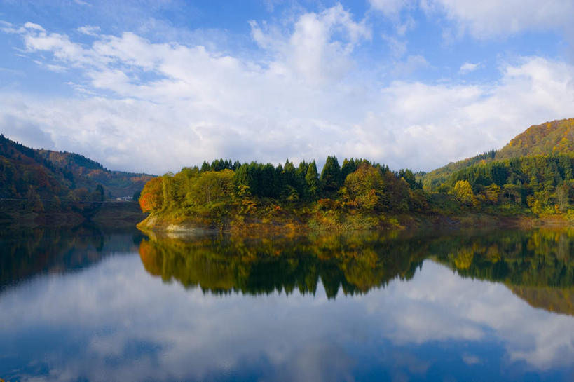 无人,横图,室外,白天,正面,旅游,度假,湖,湖泊,美景,树林,水,植物,日本,亚洲,平静,湖面,景观,山川,水流,水面,云,云朵,云彩,娱乐,树,树木,蓝色,绿色,白云,倒影,蓝天,天空,自然,湖水,天,享受,休闲,景色,放松,生长,晴朗,成长,自然风光,东亚,本州,本州岛,日本国,青森,青森县,东北地方,晴空,彩图