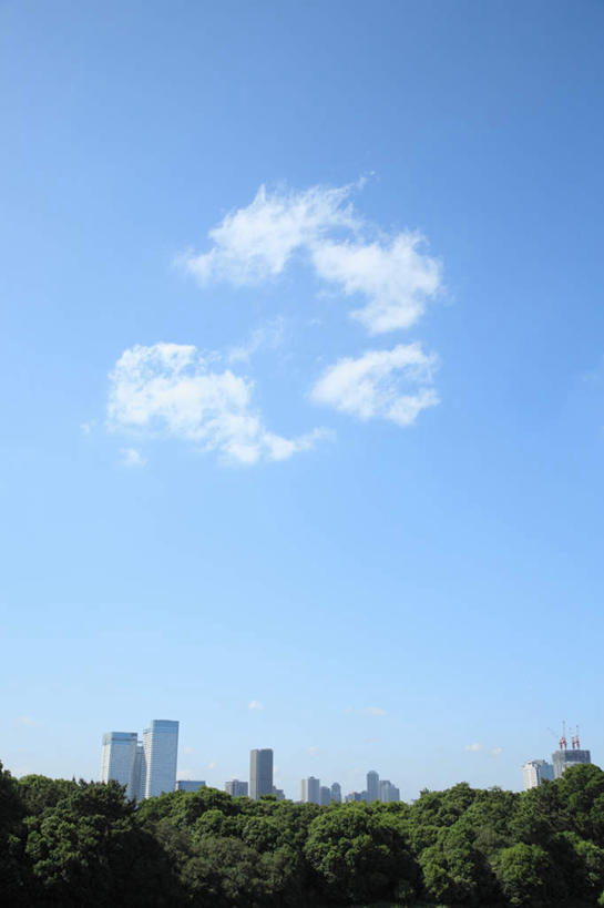 无人,高楼大厦,竖图,室外,白天,正面,度假,美景,植物,城市风光,城市,大厦,建筑,摩天大楼,东京,日本,亚洲,景观,云,云朵,建筑群,云彩,娱乐,建设,树,树木,蓝色,绿色,白云,蓝天,天空,自然,天,享受,休闲,景色,放松,生长,晴朗,成长,东亚,本州,关东地方,本州岛,日本国,东京都,晴空,彩图,大楼,高层建筑,高楼,摩天楼