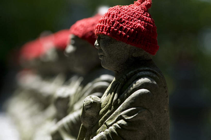 无人,横图,室外,特写,白天,正面,帽子,雕塑,一排,许多,节日,朦胧,模糊,艺术,整齐,装饰,雕刻,雕像,文化,石雕,排列,红色,工艺品,祈祷,健康,许愿,宗教,佛教,信仰,纪念,祈求,美术,队列,主题,陈列,菩萨,功能,美学,棉帽,地藏王菩萨,平安,彩图