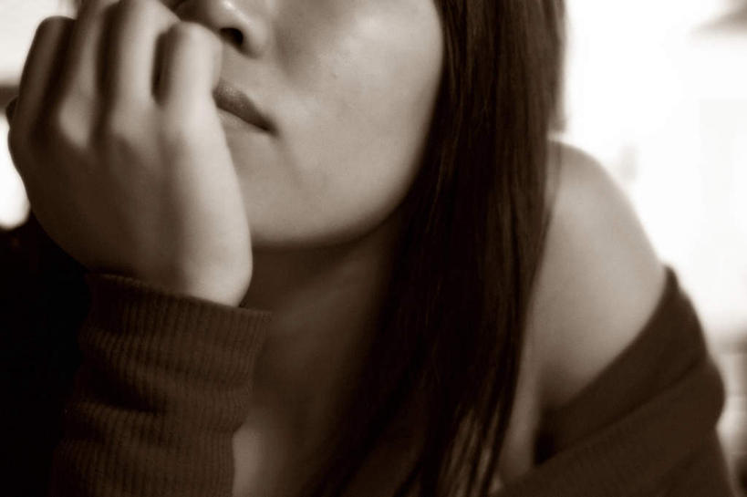 东方人,一个人,横图,黑白,室内,白天,正面,亚洲,仅一个年轻女性,仅一个女性,仅一个人,撑,服装,托腮,休闲装,黄种人,衣服,托,休闲,思考,休闲服,服饰,托下巴,年轻女性,女人,女性,亚洲人,长发,半身