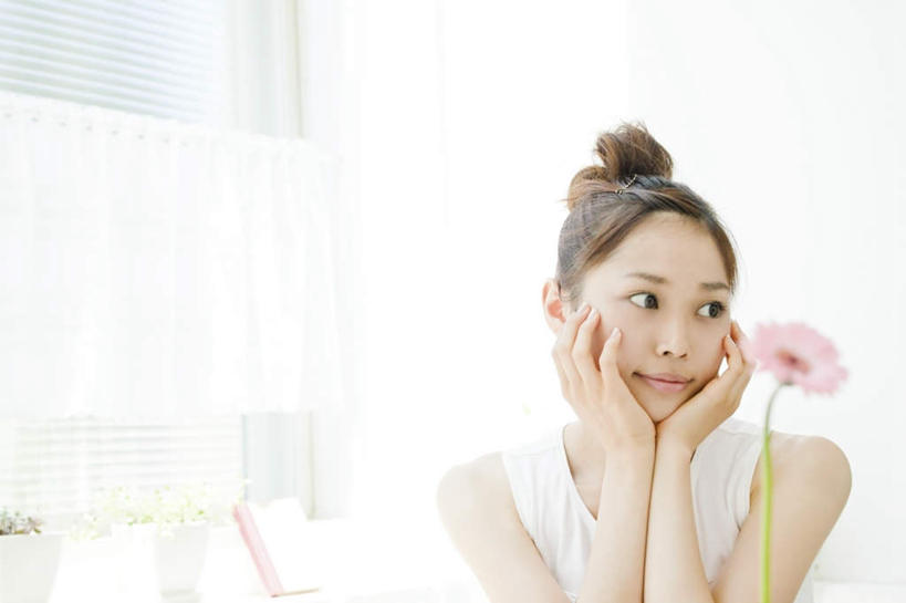 东方人,一个人,笑,微笑,横图,室内,白天,正面,窗户,亚洲,仅一个年轻女性,仅一个女性,仅一个人,一块,撑,装饰,盛开,百叶窗,非洲菊,花蕾,托腮,黄种人,玻璃窗,花,花瓣,花朵,鲜花,一朵,衣服,粉色,白色,毛巾,花苞,花蕊,托,菊花,华丽,修饰,点缀,托下巴,盘头,扶郎花,灯盏花,千日菊,衬托,美观,雅致,雅观,年轻女性,女人,女性,亚洲人,半身,彩图