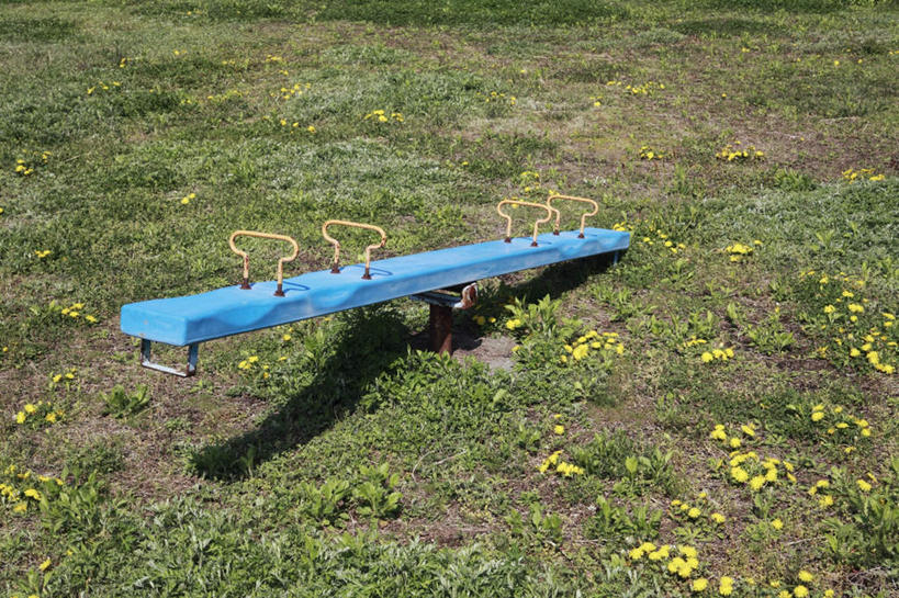 无人,横图,俯视,室外,白天,旅游,度假,游戏,草地,草坪,美景,植物,玩具,日本,亚洲,阴影,光线,影子,景观,玩,娱乐,草,一个,绿色,阳光,自然,享受,休闲,跷跷板,景色,放松,益智,单个,活动,发泄,消遣,智力,自然风光,东亚,本州,本州岛,日本国,中国地方,宣泄,冈山,冈山县,玩耍,嬉戏,彩图,高角度拍摄