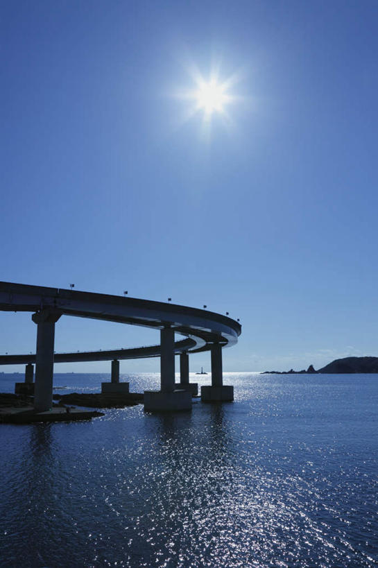 无人,竖图,室外,白天,仰视,旅游,度假,海浪,海洋,美景,太阳,大桥,立交桥,桥梁,日本,亚洲,阴影,反射,光线,影子,景观,浪花,水平线,高架,斜拉桥,桥,辽阔,海平线,背光,娱乐,蓝色,蓝天,天空,阳光,自然,海水,天,享受,休闲,广阔,景色,放松,晴朗,一望无际,自然风光,逆光,海景,东亚,本州,万里无云,本州岛,日本国,近畿地方,近畿,和歌山,和歌山县,串本大桥,串本町,无边无际,一马平川,大海,风浪,海,海水的波动,近岸浪,涌浪,晴空,晴空万里,彩图,低角度拍摄,水天相接,水天一线